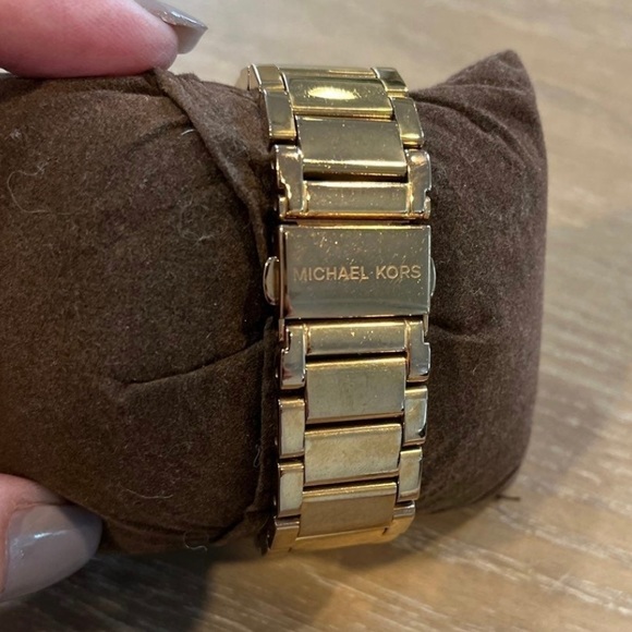 MICHAEL KORS ROSE GOLD WATCH FOR WOMEN - Picture 2 of 7